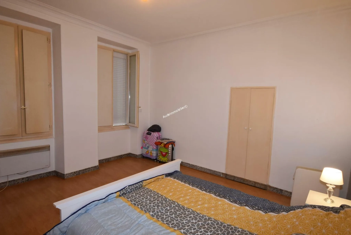 Immeuble de rapport à Limoux avec 4 appartements loués et cour 