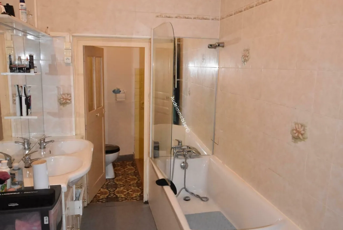 Immeuble de rapport à Limoux avec 4 appartements loués et cour 