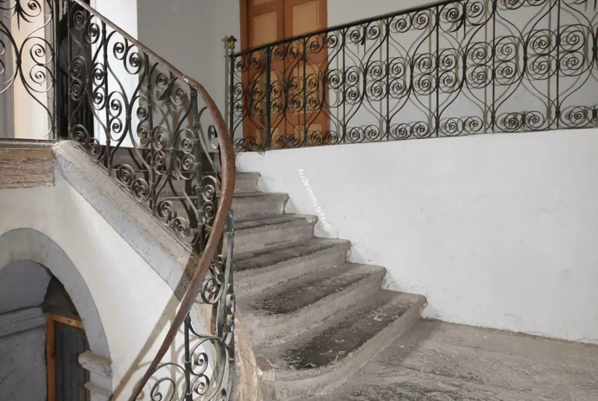 Immeuble de rapport à Limoux avec 4 appartements loués et cour 