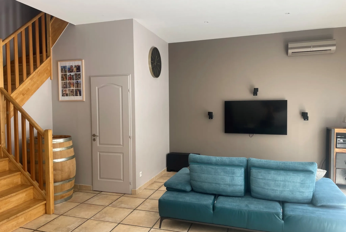 Maison en triplex avec cour et jacuzzi à Generac, cœur de la Petite Camargue 