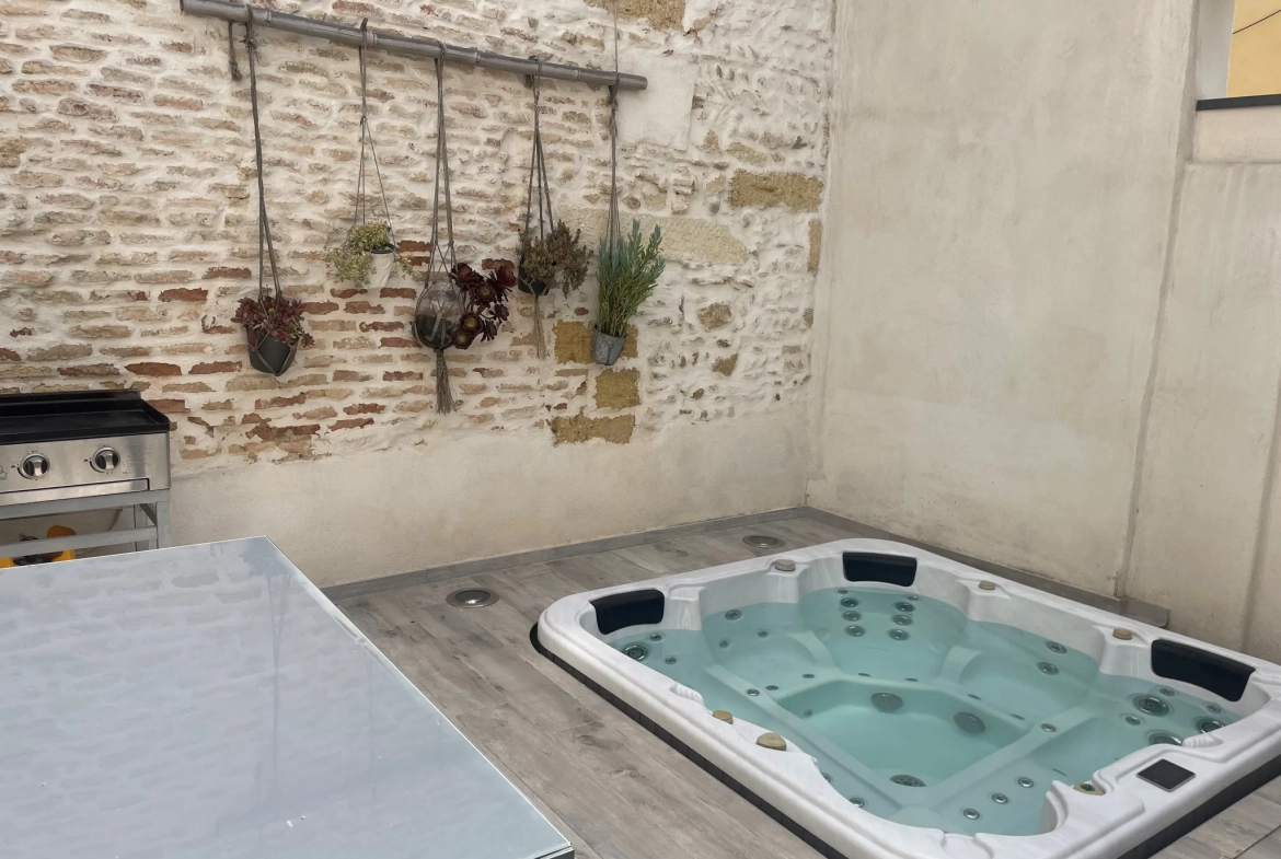 Maison en triplex avec cour et jacuzzi à Generac, cœur de la Petite Camargue 