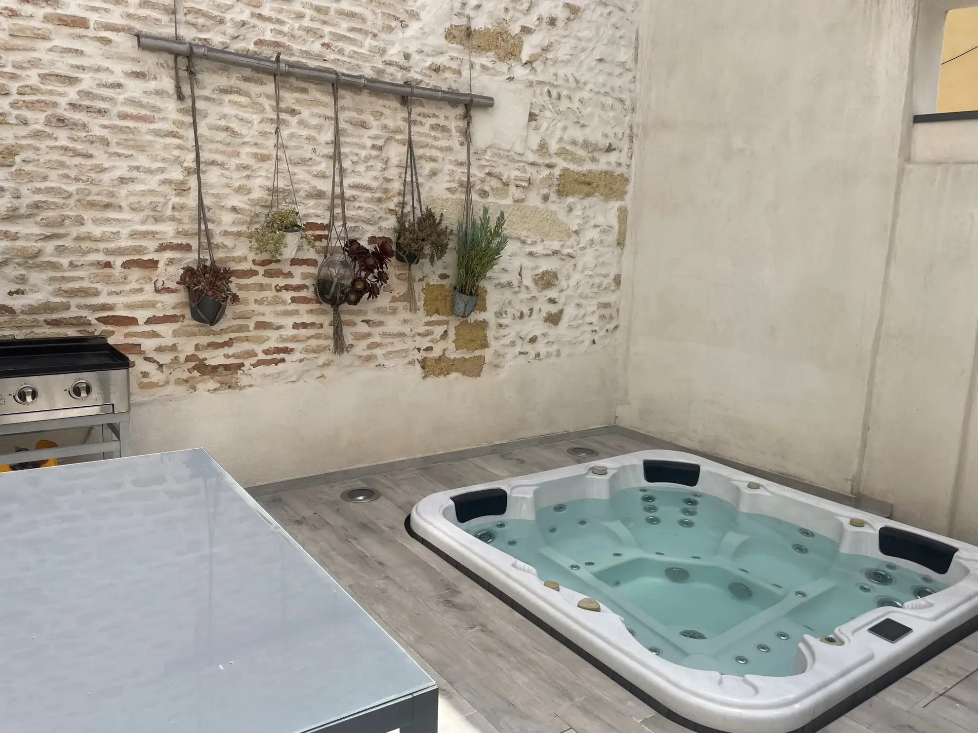 Maison en triplex avec cour et jacuzzi à Generac, cœur de la Petite Camargue 