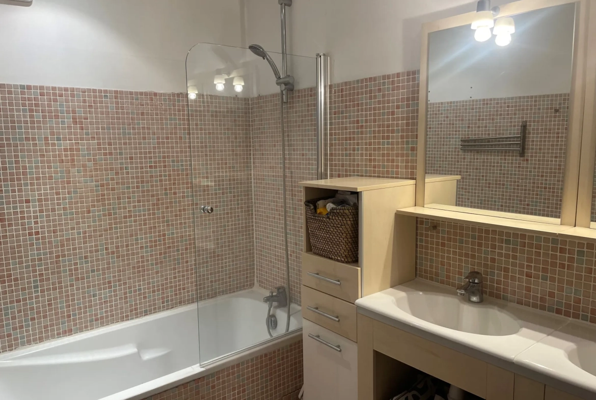 Maison en triplex avec cour et jacuzzi à Generac, cœur de la Petite Camargue 
