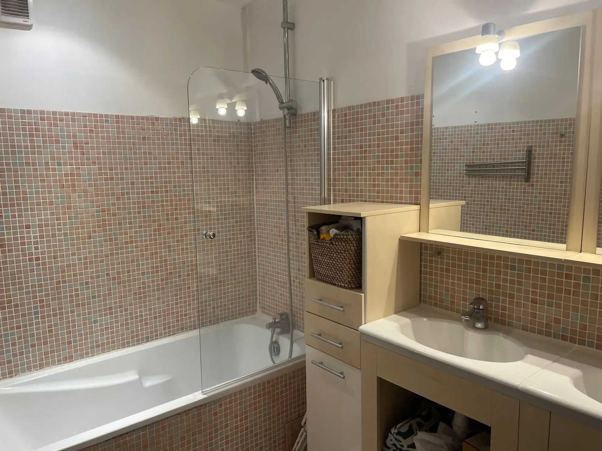Maison en triplex avec cour et jacuzzi à Generac, cœur de la Petite Camargue 