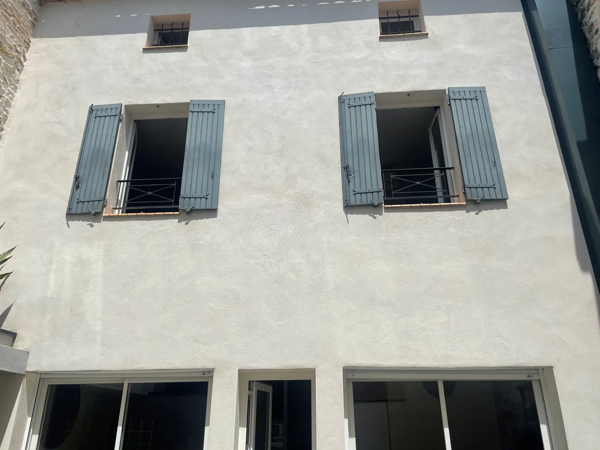 Maison en triplex avec cour et jacuzzi à Generac, cœur de la Petite Camargue 