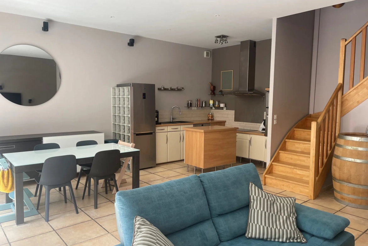 Maison en triplex avec cour et jacuzzi à Generac, cœur de la Petite Camargue 