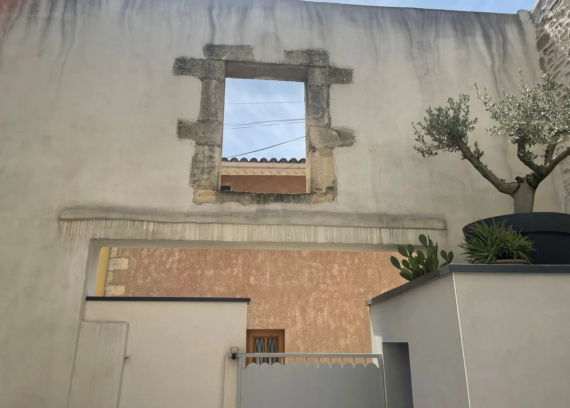 Maison en triplex avec cour et jacuzzi à Generac, cœur de la Petite Camargue 