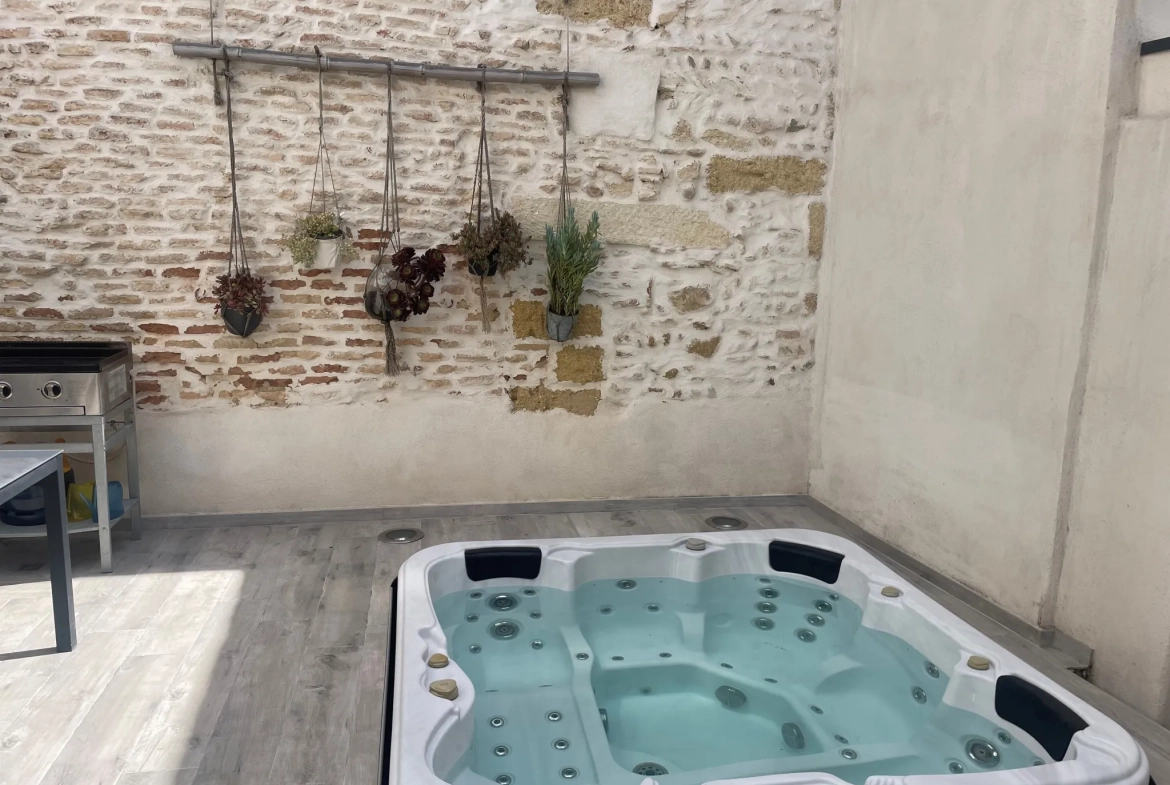 Maison en triplex avec cour et jacuzzi à Generac, cœur de la Petite Camargue 