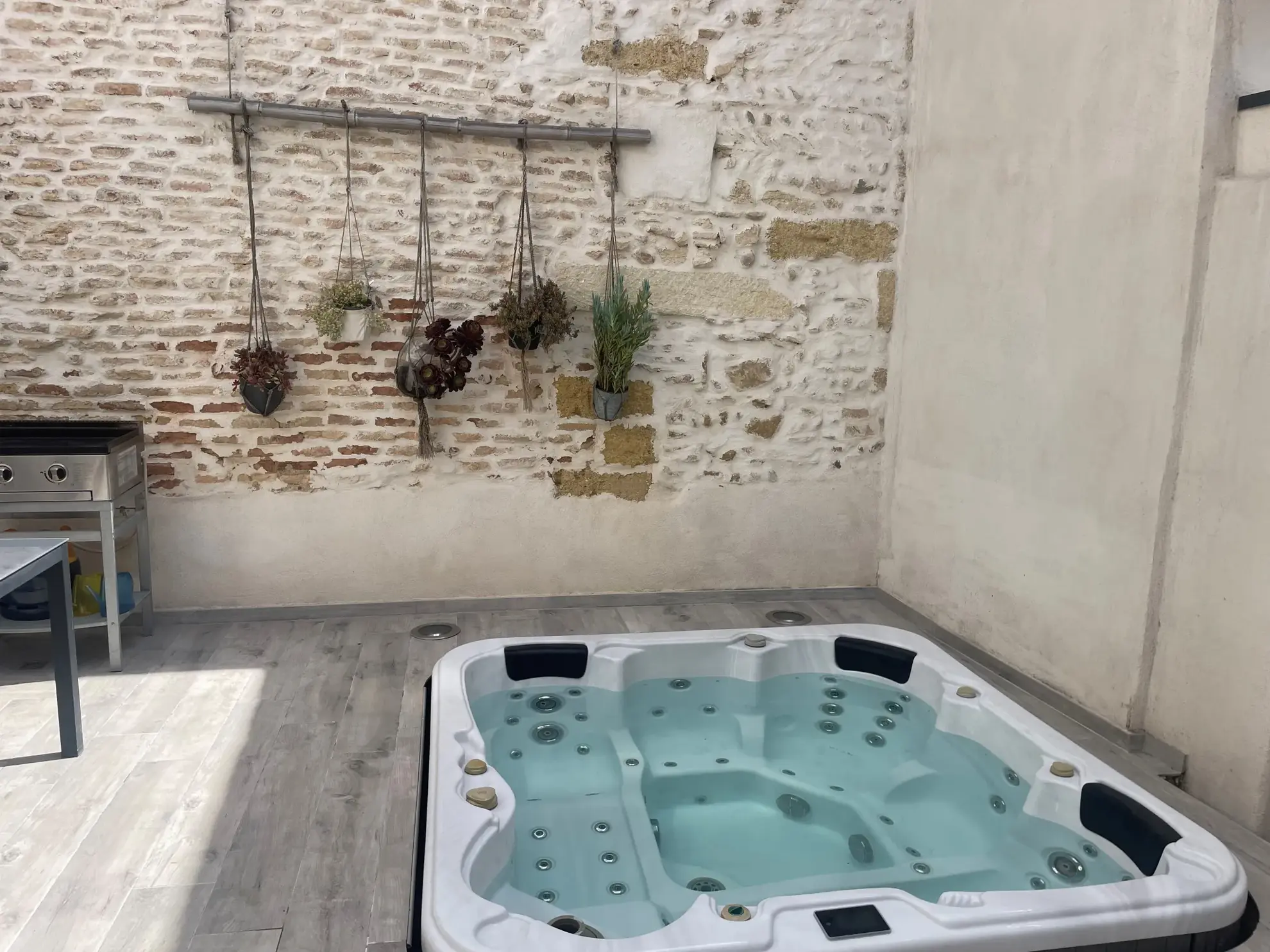 Maison en triplex avec cour et jacuzzi à Generac, cœur de la Petite Camargue 