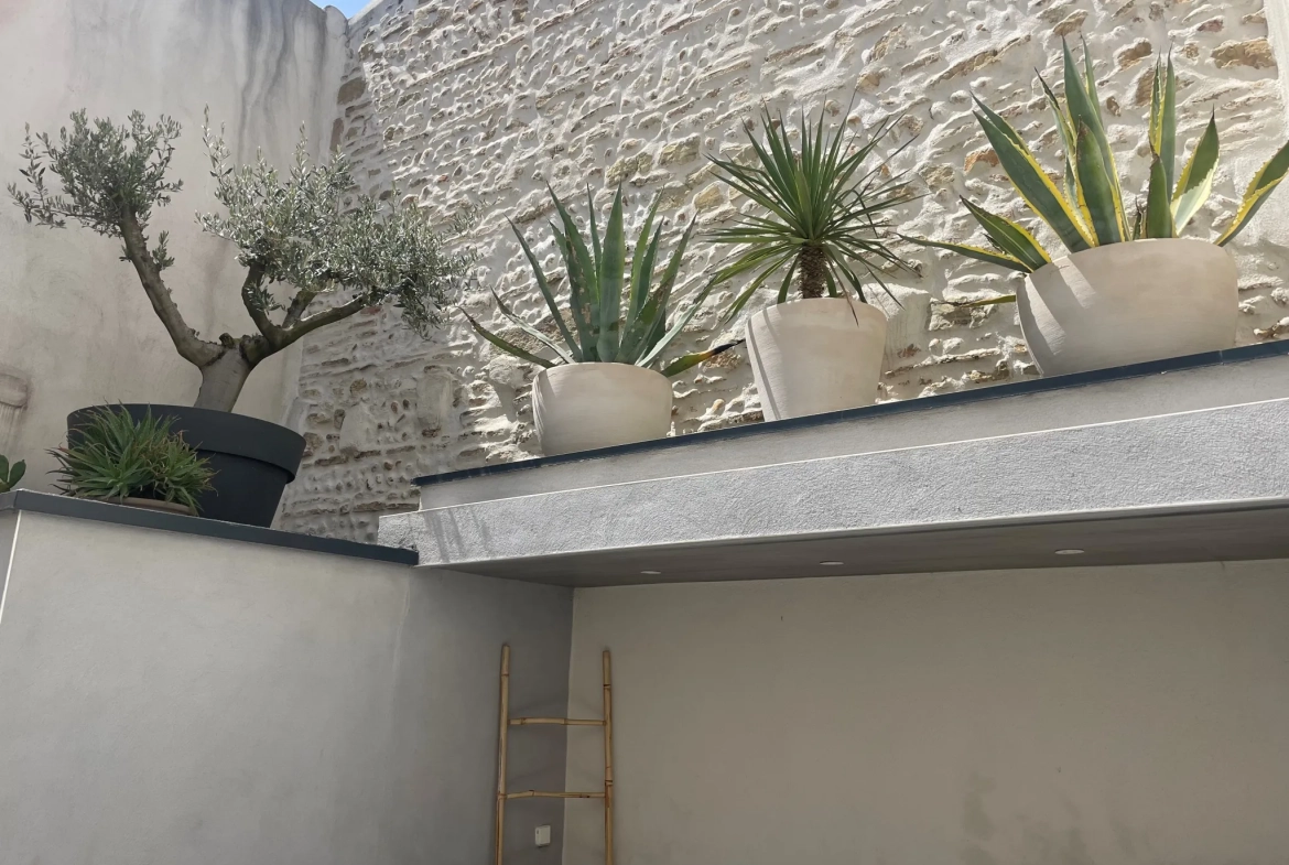 Maison en triplex avec cour et jacuzzi à Generac, cœur de la Petite Camargue 