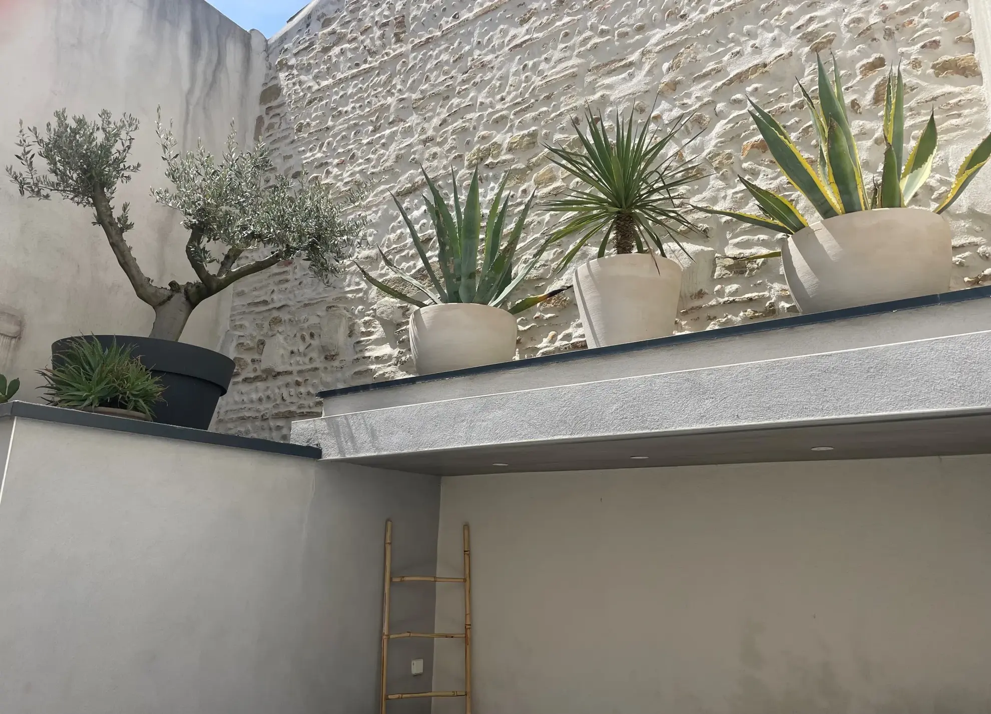 Maison en triplex avec cour et jacuzzi à Generac, cœur de la Petite Camargue 