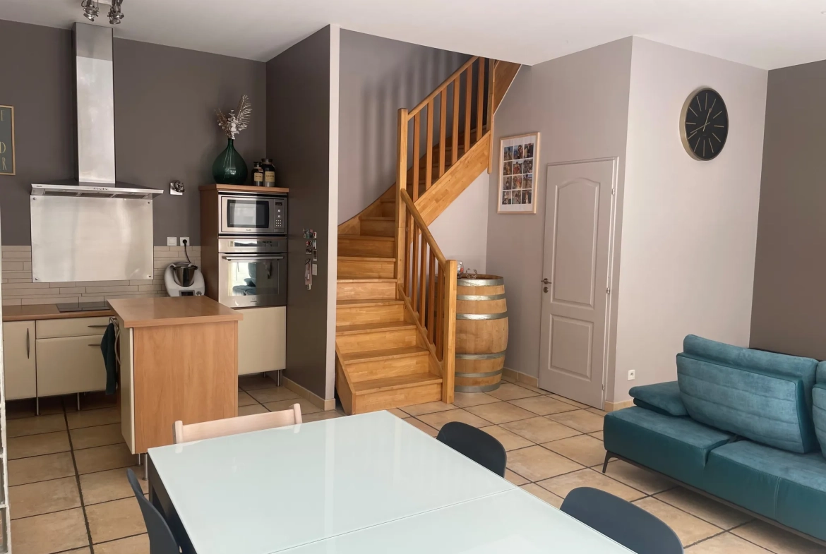 Maison en triplex avec cour et jacuzzi à Generac, cœur de la Petite Camargue 