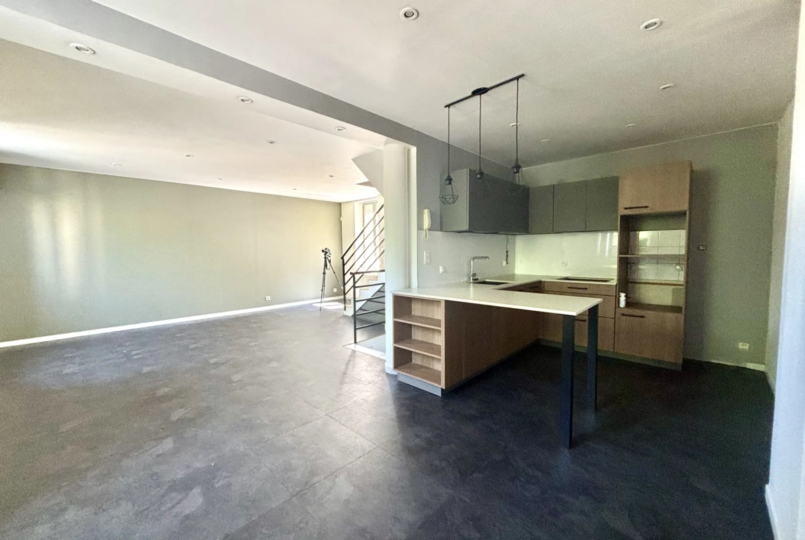 Maison à vendre au centre-ville d'Arsonval, 117 m² avec garage et 2 chambres à Brive-la-Gaillarde 
