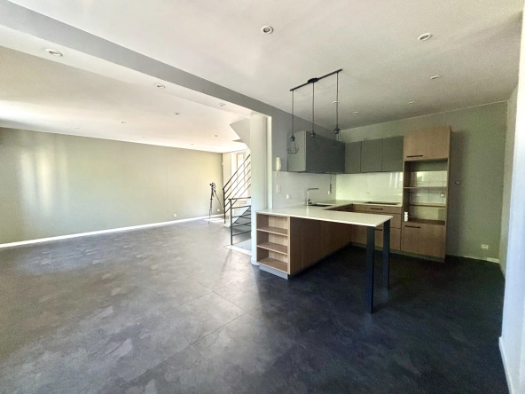 Maison à vendre au centre-ville d'Arsonval, 117 m² avec garage et 2 chambres à Brive-la-Gaillarde 