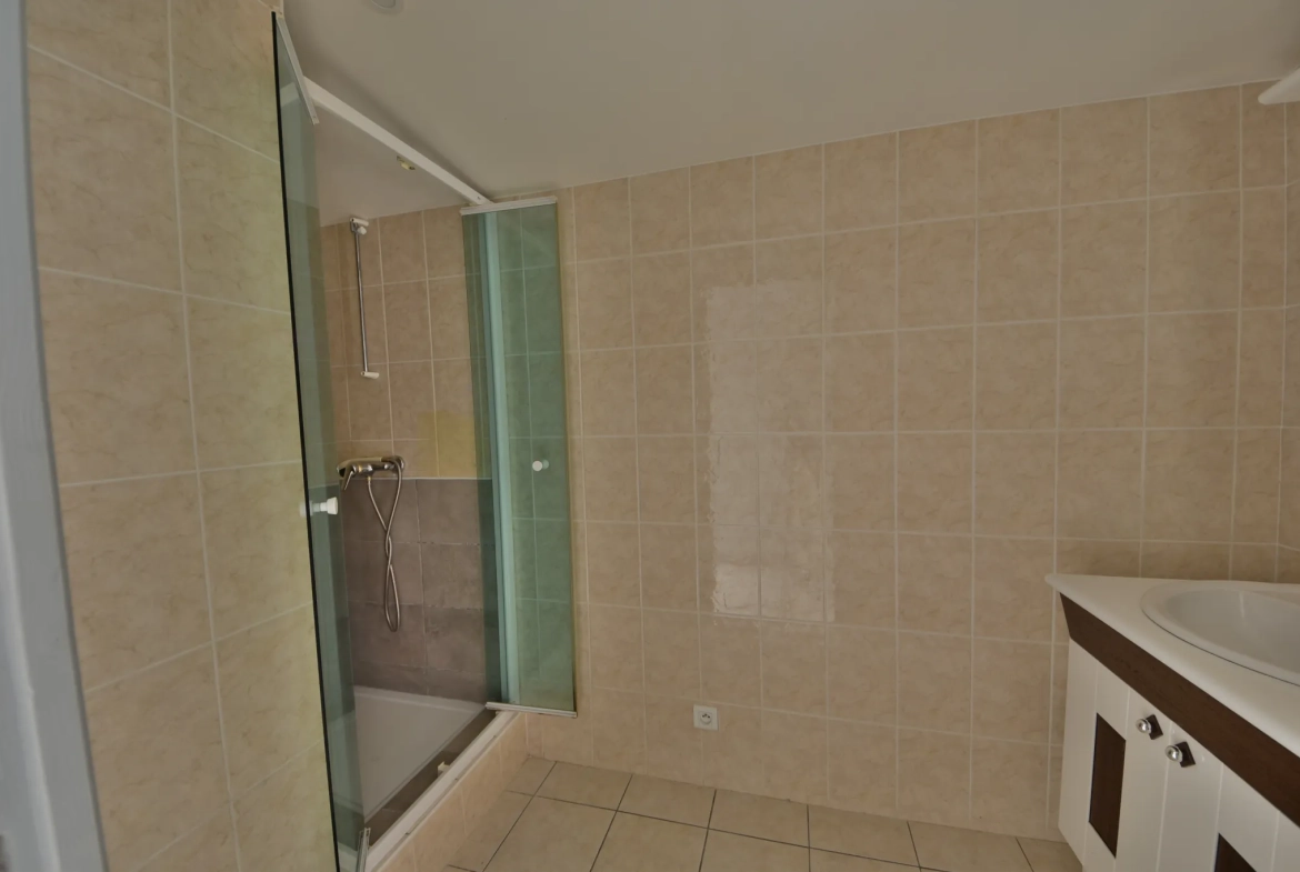 Maison à vendre au centre-ville d'Arsonval, 117 m² avec garage et 2 chambres à Brive-la-Gaillarde 