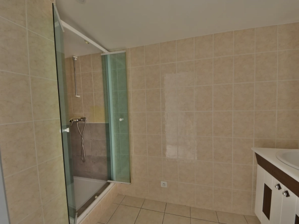 Maison à vendre au centre-ville d'Arsonval, 117 m² avec garage et 2 chambres à Brive-la-Gaillarde 