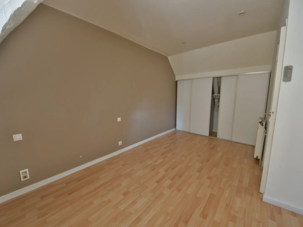 Maison à vendre au centre-ville d'Arsonval, 117 m² avec garage et 2 chambres à Brive-la-Gaillarde 
