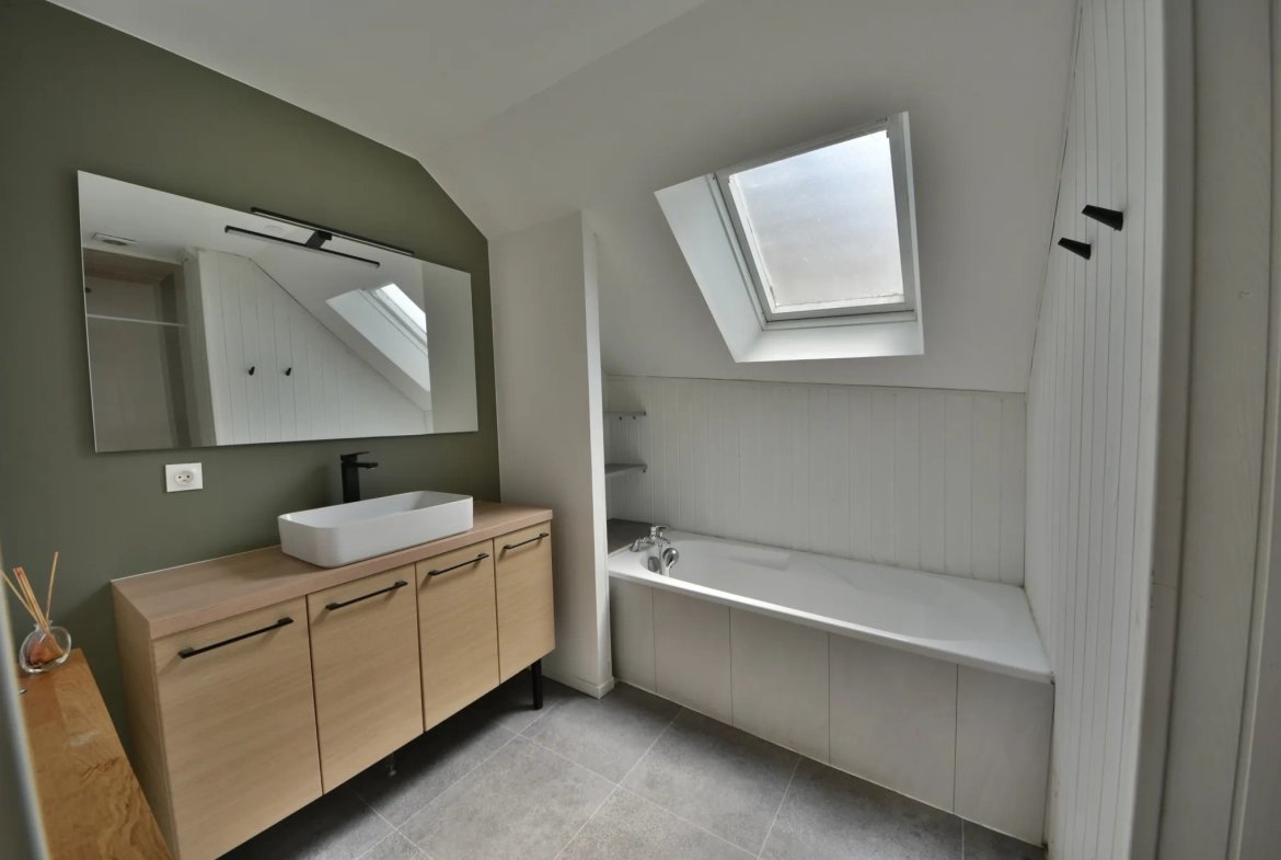 Maison à vendre au centre-ville d'Arsonval, 117 m² avec garage et 2 chambres à Brive-la-Gaillarde 