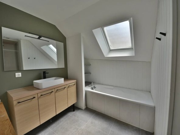 Maison à vendre au centre-ville d'Arsonval, 117 m² avec garage et 2 chambres à Brive-la-Gaillarde 
