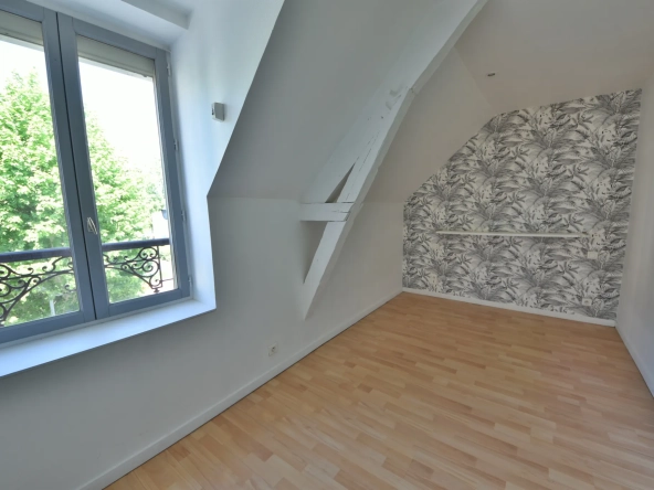 Maison à vendre au centre-ville d'Arsonval, 117 m² avec garage et 2 chambres à Brive-la-Gaillarde 
