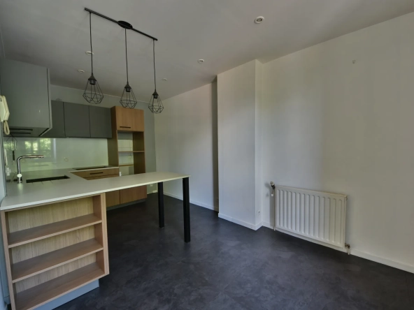 Maison à vendre au centre-ville d'Arsonval, 117 m² avec garage et 2 chambres à Brive-la-Gaillarde 