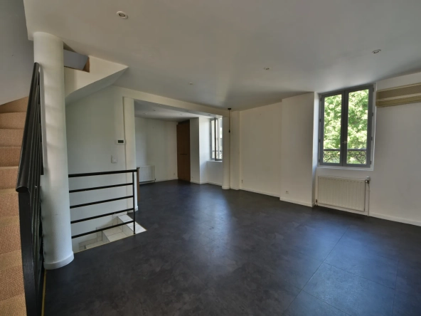 Maison à vendre au centre-ville d'Arsonval, 117 m² avec garage et 2 chambres à Brive-la-Gaillarde