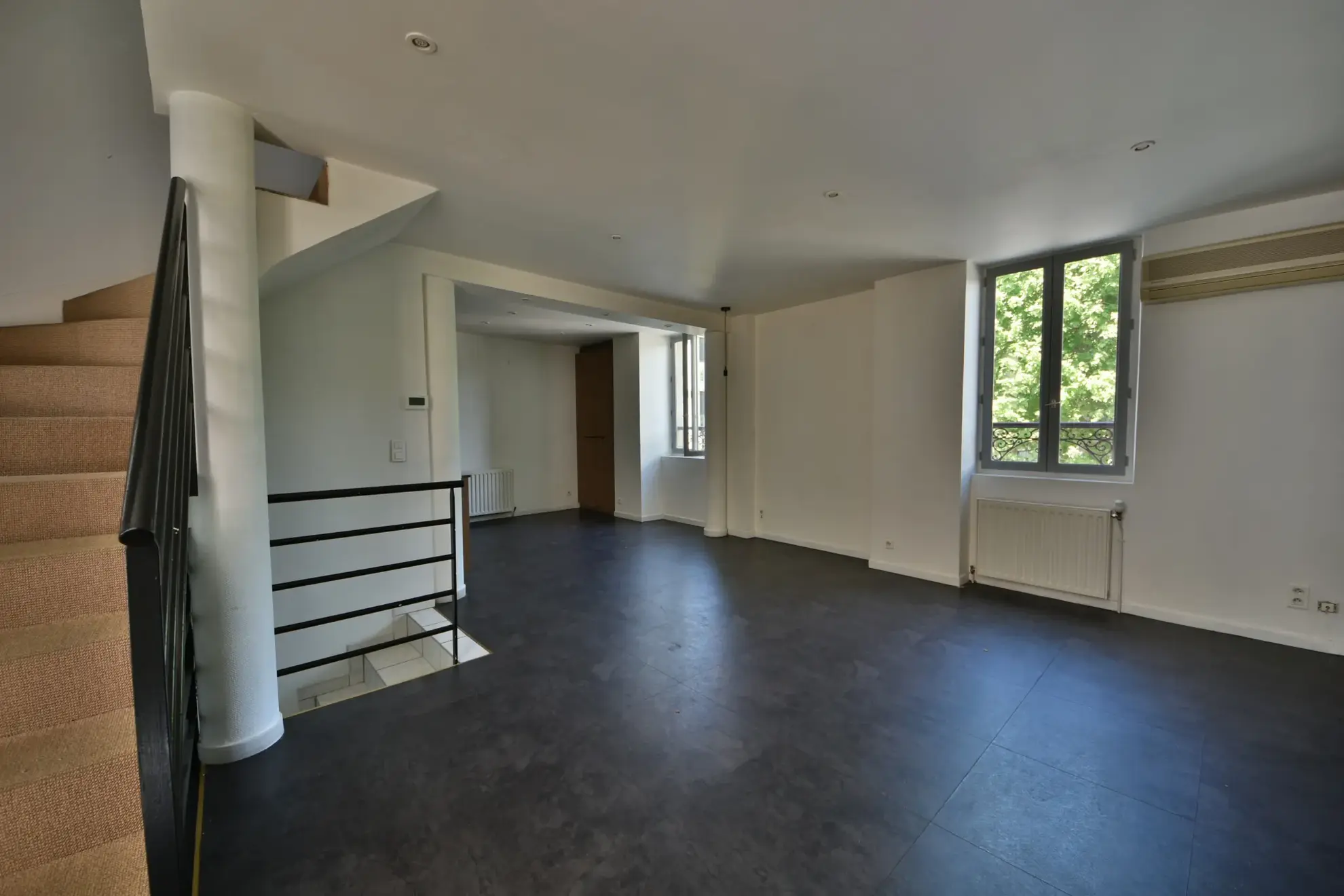 Maison à vendre au centre-ville d'Arsonval, 117 m² avec garage et 2 chambres à Brive-la-Gaillarde 