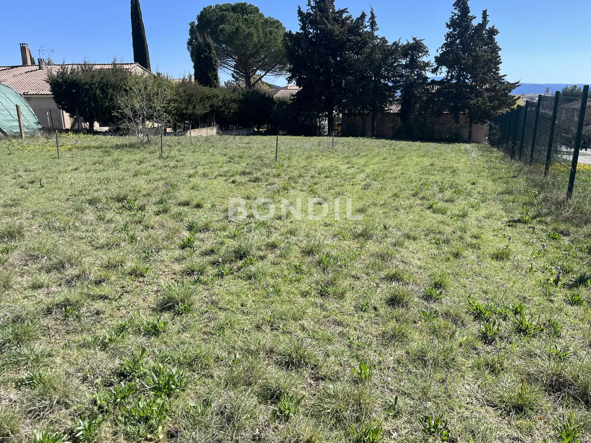 Terrain constructible à Pertuis de 443 m² proche commodités 