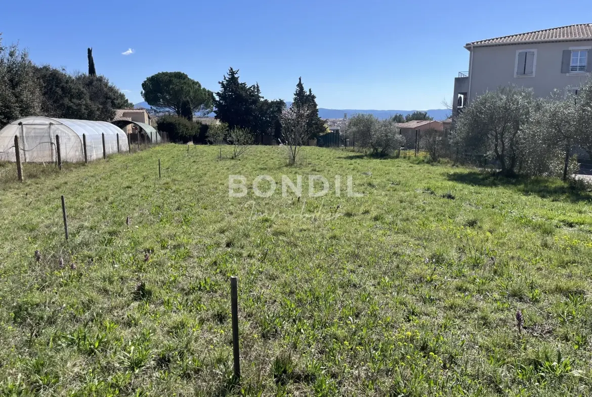 Terrain constructible à Pertuis de 443 m² proche commodités 