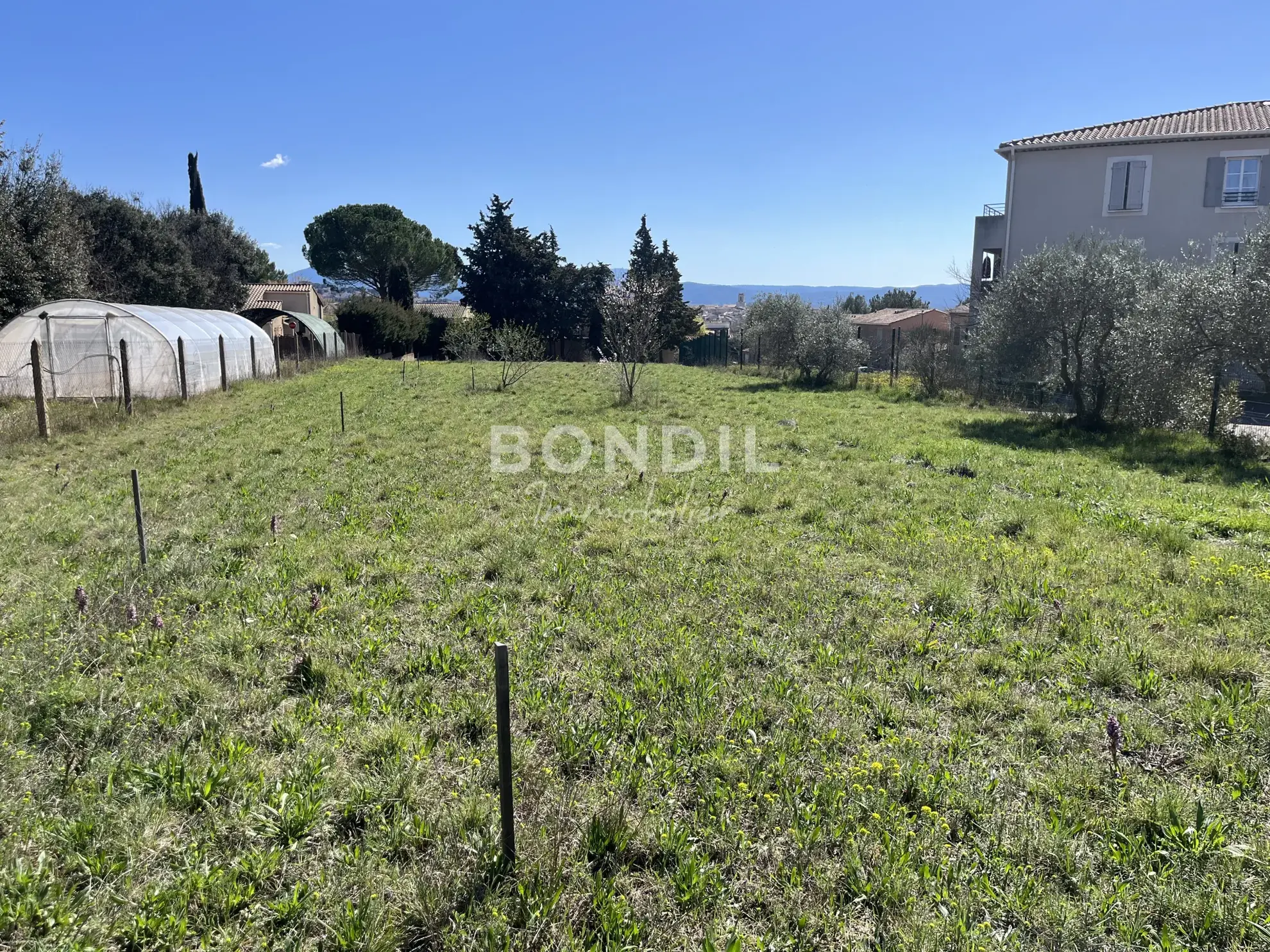 Terrain constructible à Pertuis de 443 m² proche commodités 