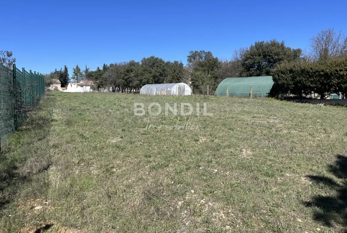 Terrain constructible à Pertuis de 443 m² proche commodités 