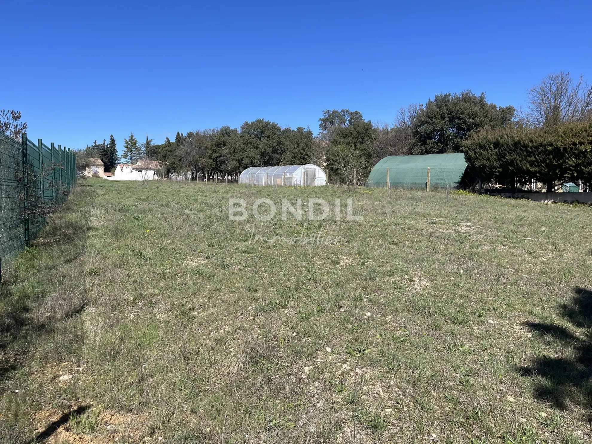 Terrain constructible à Pertuis de 443 m² proche commodités 