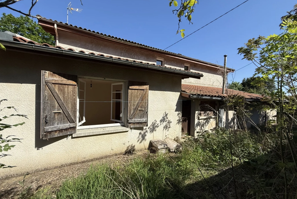 Maison de hameau de 206 m² avec dépendances et terrain arboré près de Larroque-sur-losse 