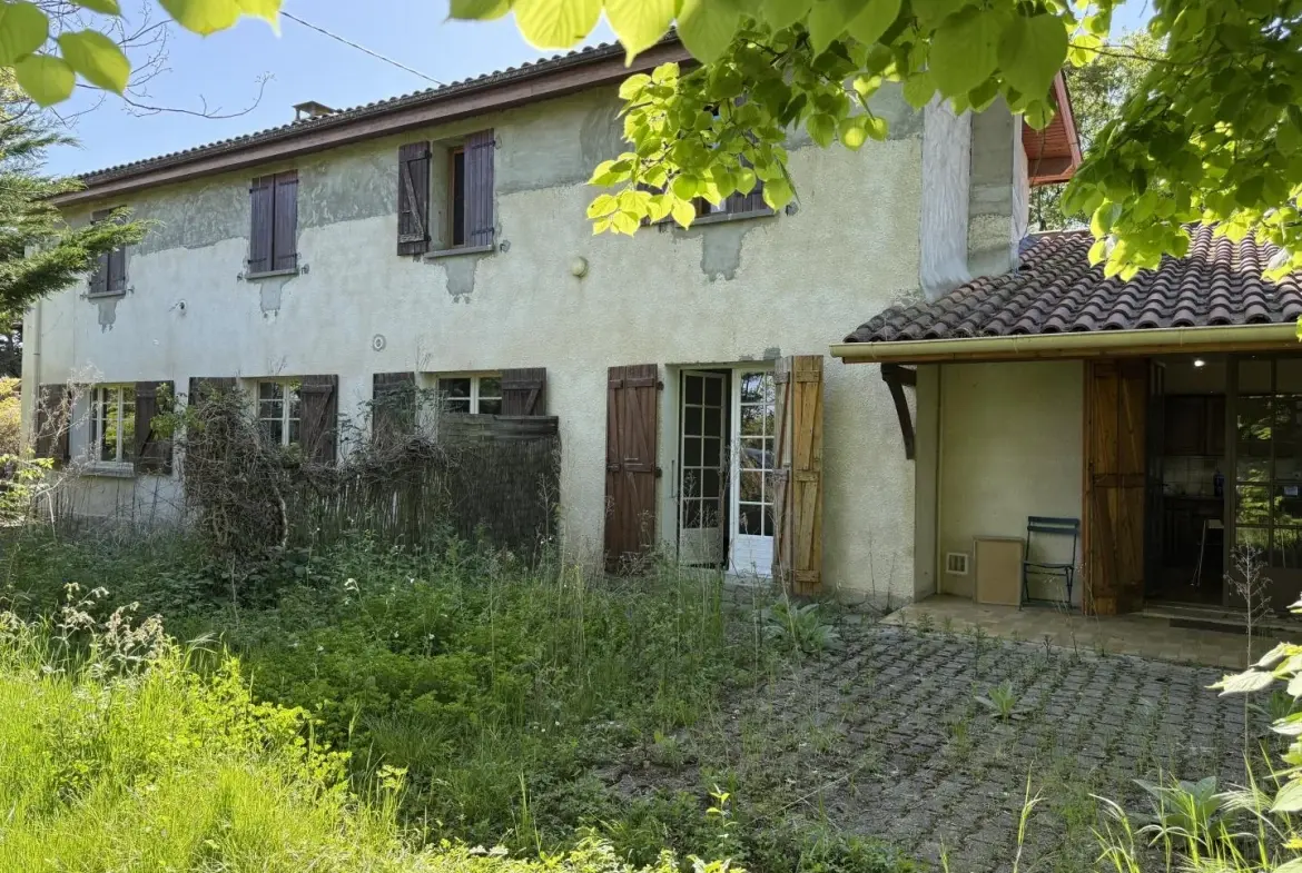 Maison de hameau de 206 m² avec dépendances et terrain arboré près de Larroque-sur-losse 