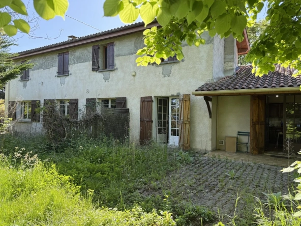 Maison de hameau de 206 m² avec dépendances et terrain arboré près de Larroque-sur-losse
