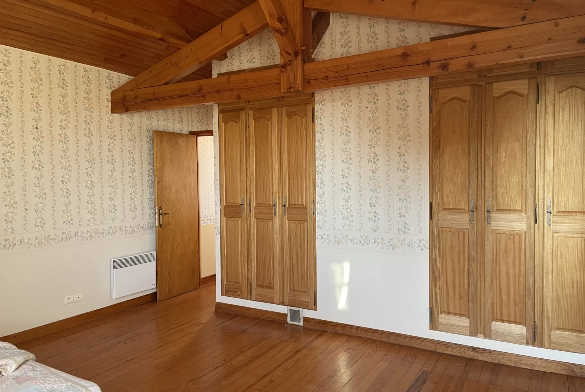 Maison de hameau de 206 m² avec dépendances et terrain arboré près de Larroque-sur-losse 