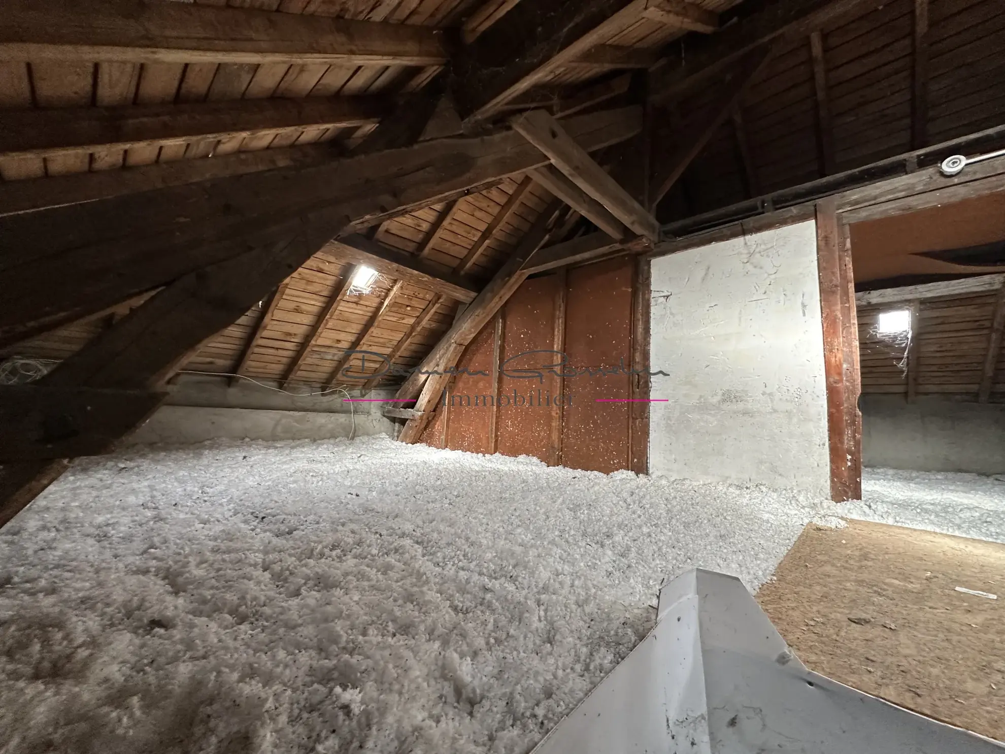 Maison de caractère à Cours-la-Ville avec grand potentiel et dépendance 
