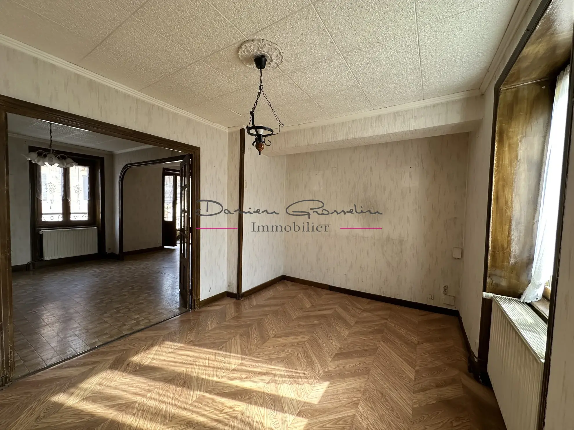 Maison de caractère à Cours-la-Ville avec grand potentiel et dépendance 