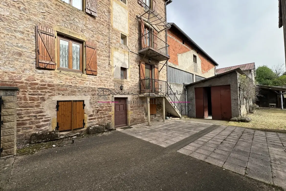 Maison de caractère à Cours-la-Ville avec grand potentiel et dépendance 
