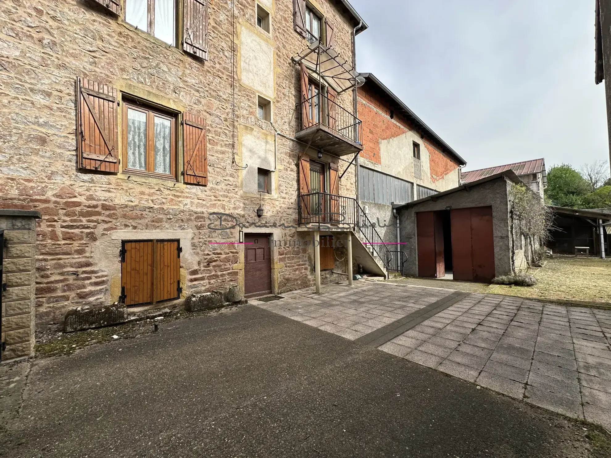 Maison de caractère à Cours-la-Ville avec grand potentiel et dépendance 