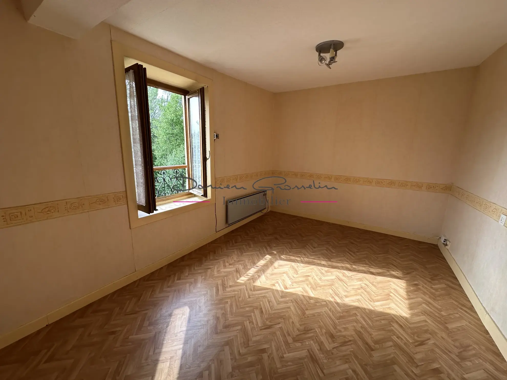 Maison de caractère à Cours-la-Ville avec grand potentiel et dépendance 