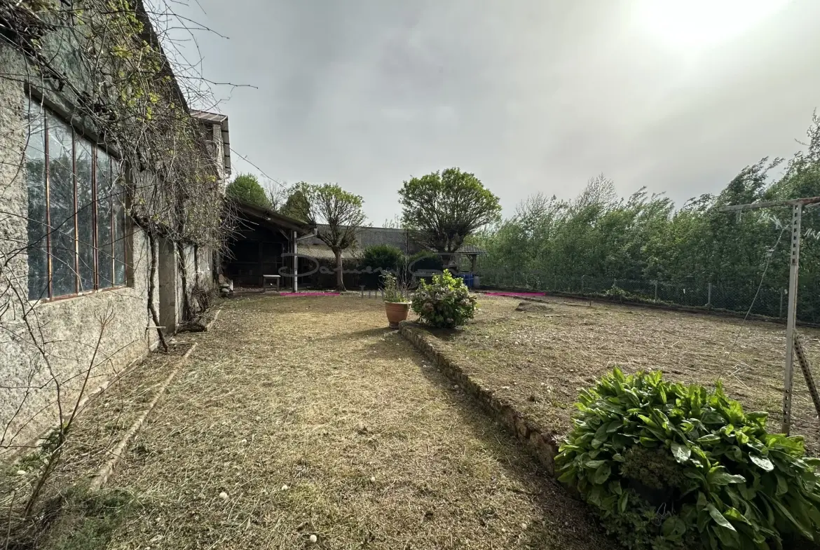 Maison de caractère à Cours-la-Ville avec grand potentiel et dépendance 