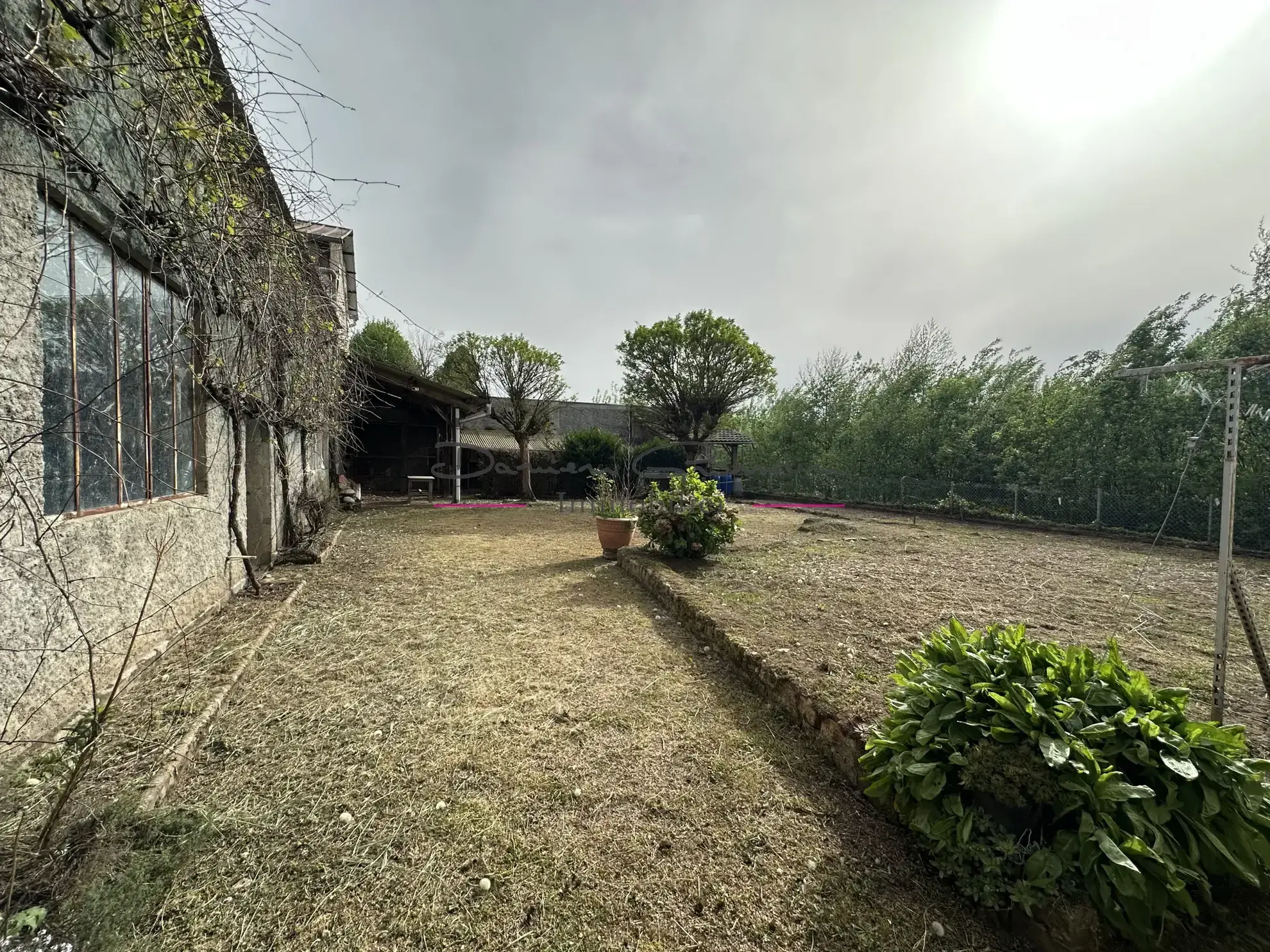 Maison de caractère à Cours-la-Ville avec grand potentiel et dépendance 