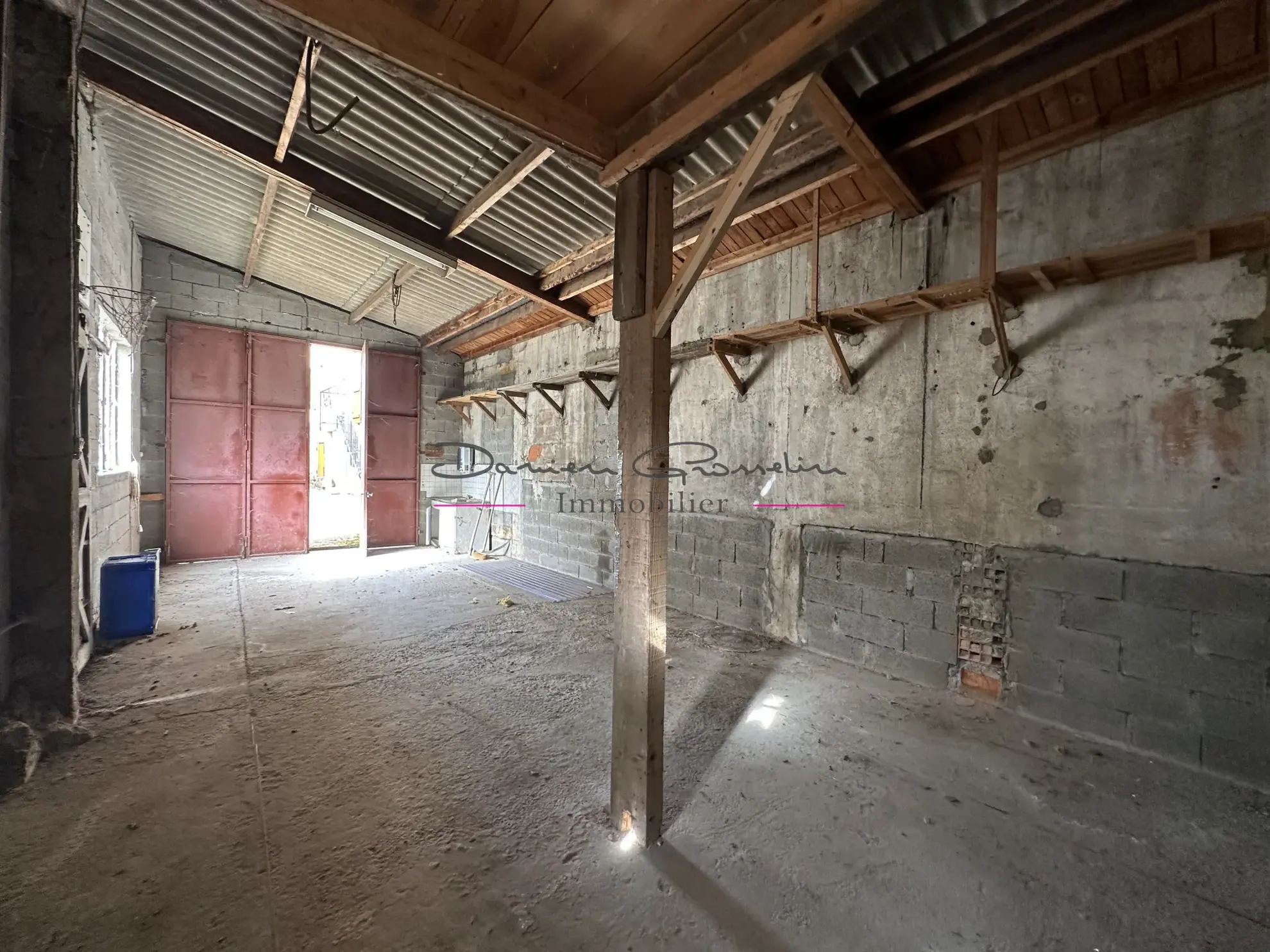 Maison de caractère à Cours-la-Ville avec grand potentiel et dépendance 