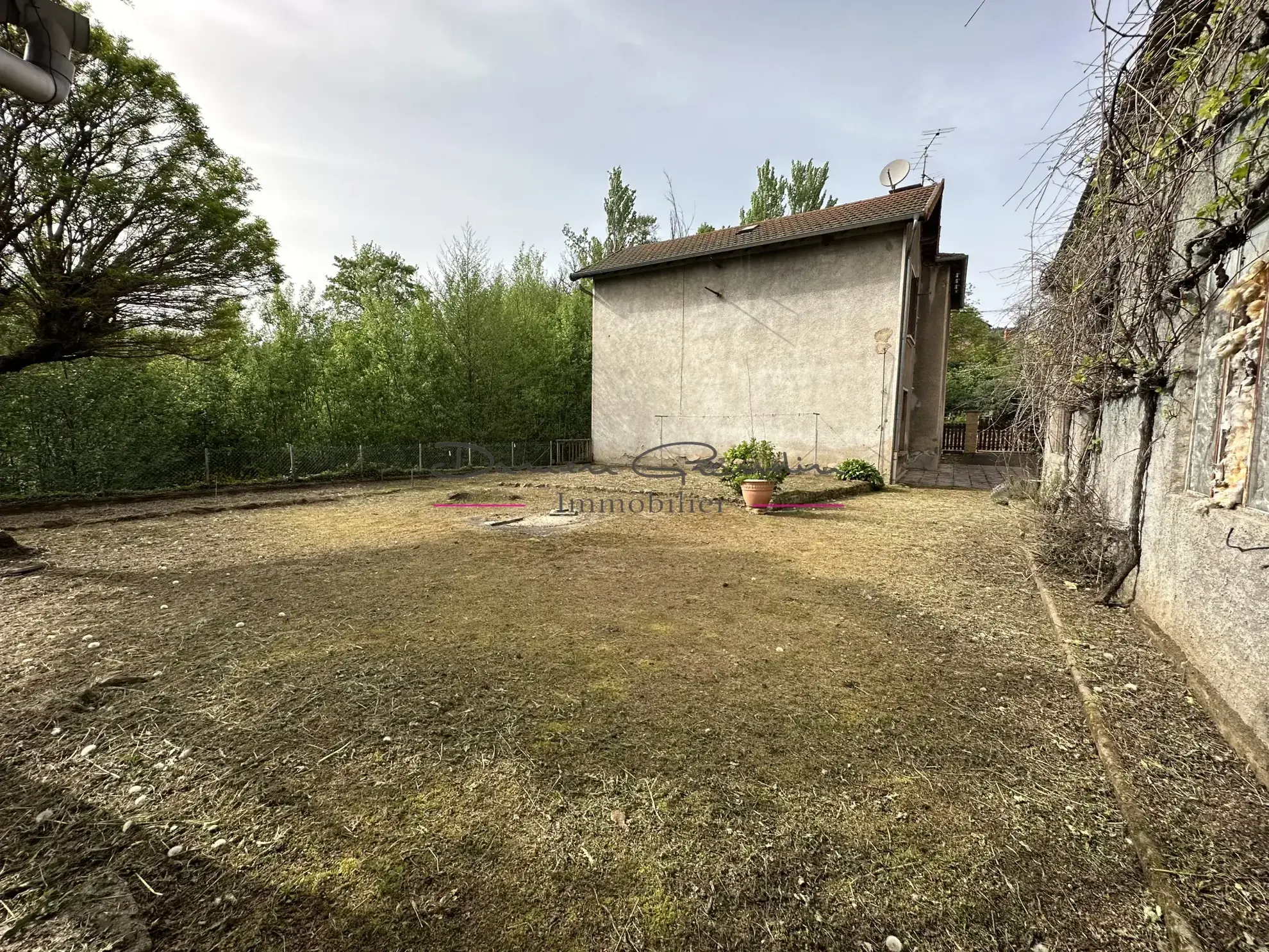 Maison de caractère à Cours-la-Ville avec grand potentiel et dépendance 