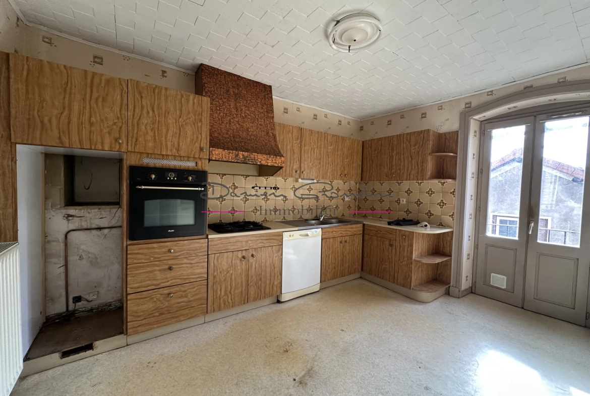 Maison de caractère à Cours-la-Ville avec grand potentiel et dépendance 