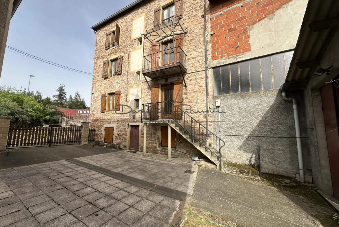 Maison de caractère à Cours-la-Ville avec grand potentiel et dépendance 