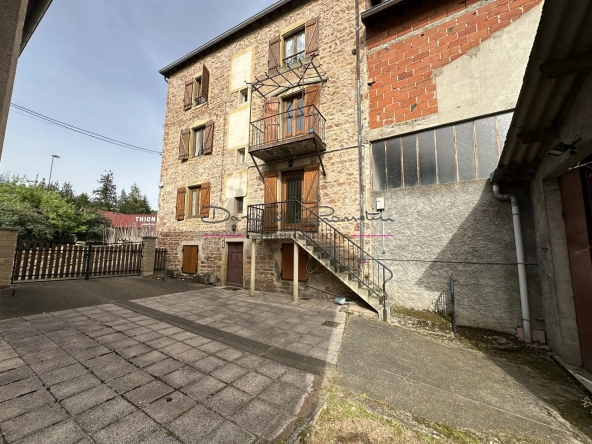 Maison de caractère à Cours-la-Ville avec grand potentiel et dépendance