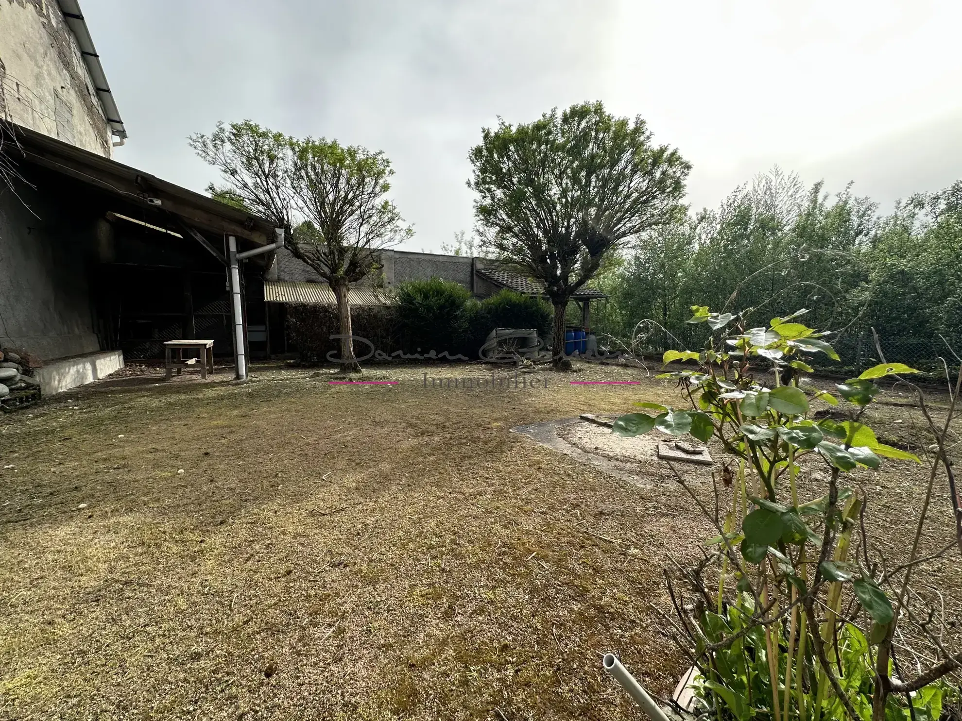 Maison de caractère à Cours-la-Ville avec grand potentiel et dépendance 
