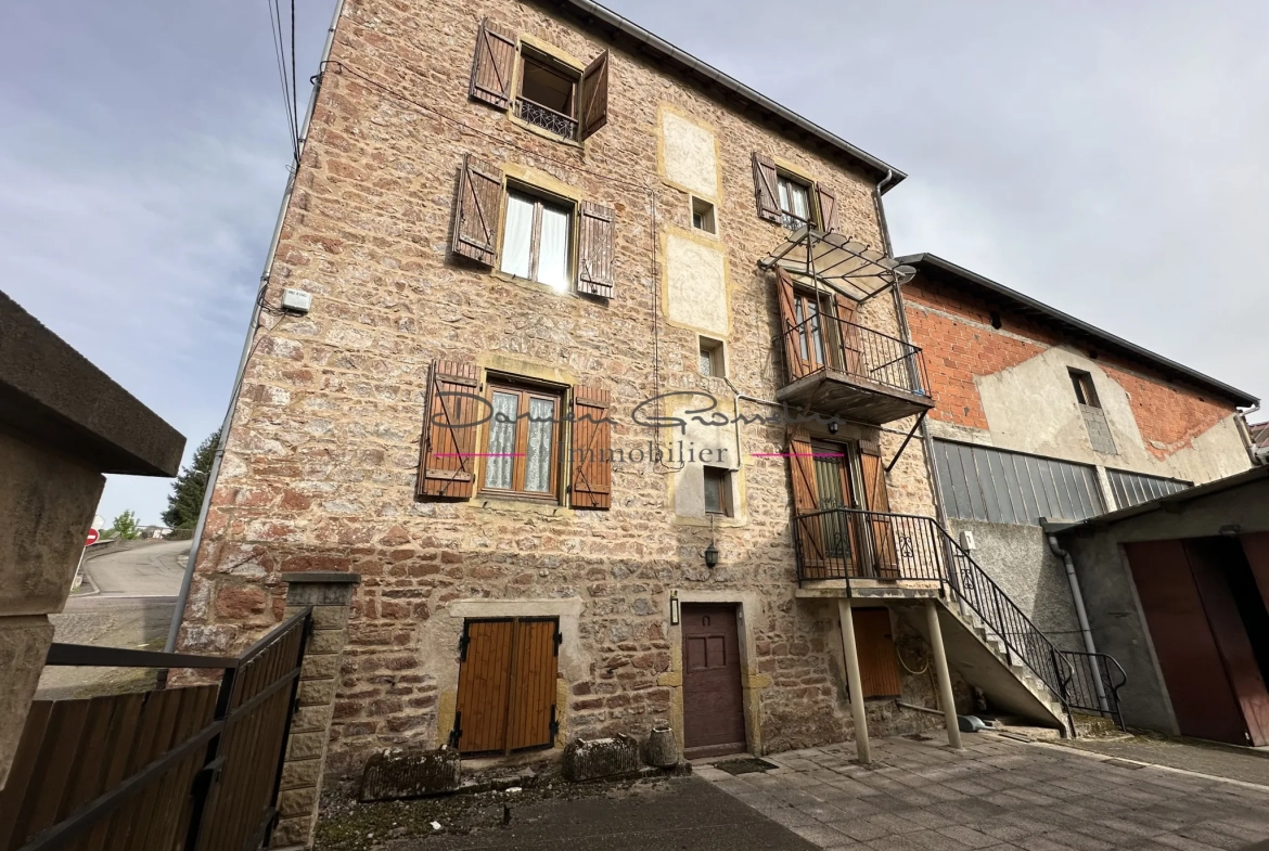 Maison de caractère à Cours-la-Ville avec grand potentiel et dépendance 